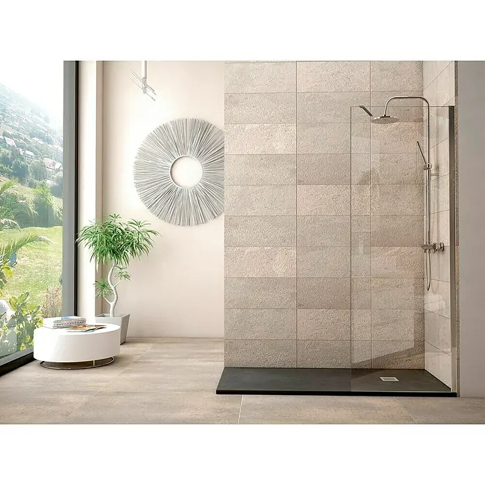 Mampara de ducha fija Antibes - An x Al: 68 x 200 cm, Cromo - Elegante diseño de baño con ducha a ras de suelo, resaltada por una moderna grifería de ducha y elegantes azulejos de pared.