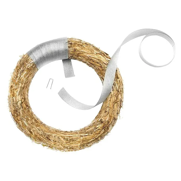 Strohkranz - Ø x H: 30 x 6 cm - Strohrohling mit silbernem Band, perfekt zum Basteln von Kränzen. Ideal für kreative DIY-Projekte und festliche Dekorationen.