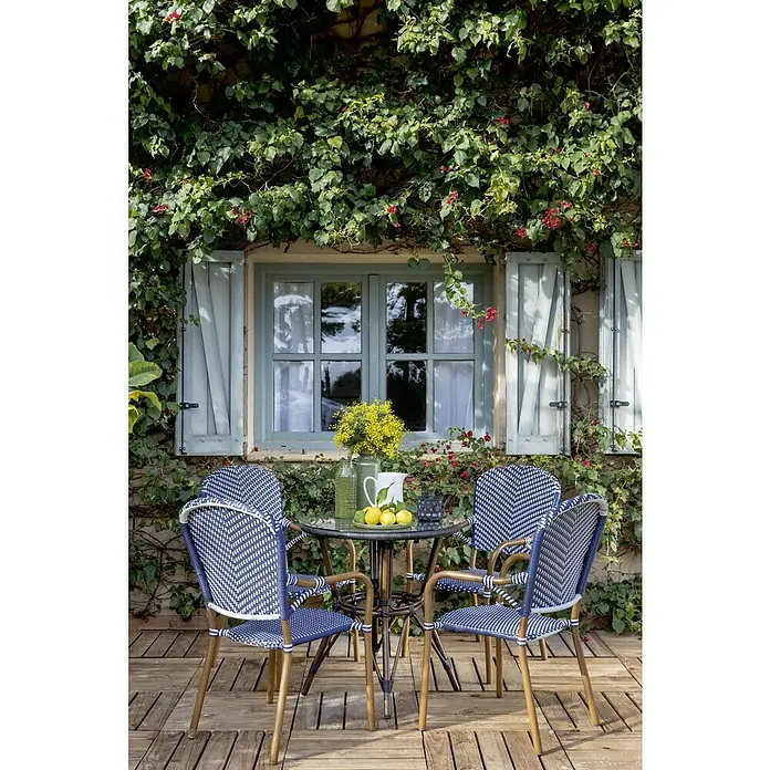 Mesa de jardín Sibuco - L x An x Al: 70 x 70 x 74 cm, Aluminio, Marrón oscuro - Acogedora escena de jardín con una mesa redonda y cuatro sillas de rayas azules y blancas frente a una pared cubierta de hiedra con una ventana.