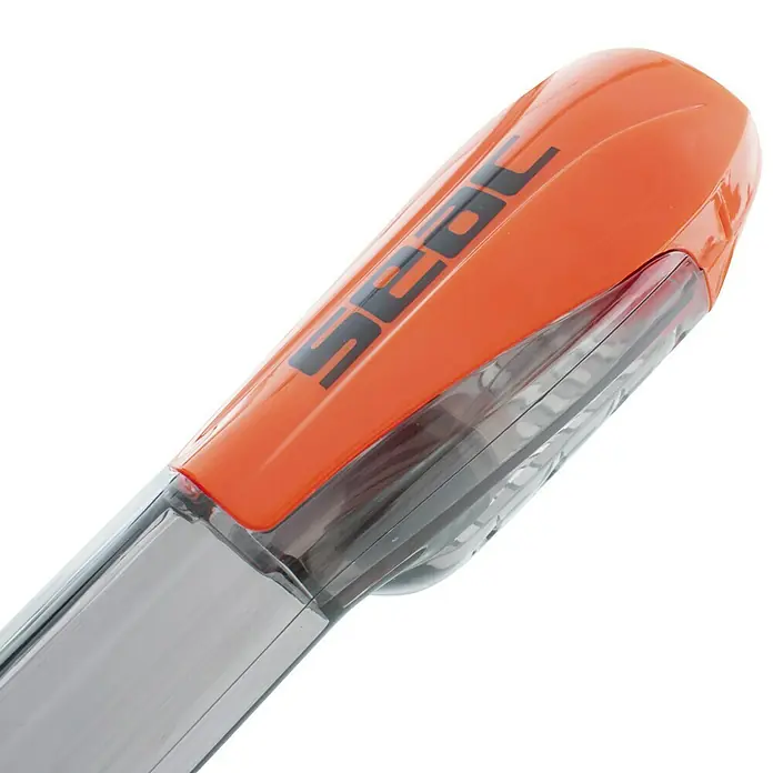 Seac Sub Máscara de Snorkel Libera - S/M, Plástico, Negro/Naranja - Primer plano de un snorkel SEAC naranja, diseñado para actividades de buceo, que garantiza una visibilidad clara bajo el agua.