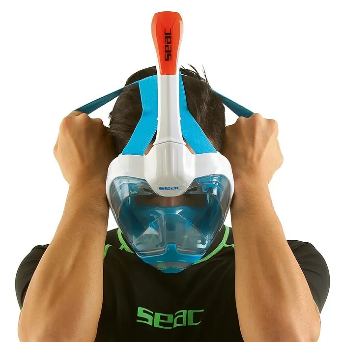 Seac Sub Máscara de Snorkel Mágica - L/XL, Plástico, Azul/Blanco - Persona probándose una máscara de snorkel facial completa SEAC con correas ajustables para un ajuste seguro y cómodo.