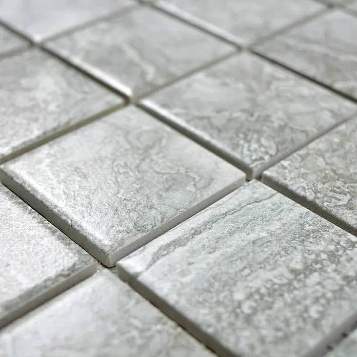 Mosaikfliese Quadrat Cortona CIM Q48 CG - 30,6 x 30,6 cm, Grau, Matt - Nahaufnahme von quadratischen, marmorierten, grauen Fliesen. Ideal für Küchen und Badezimmer.