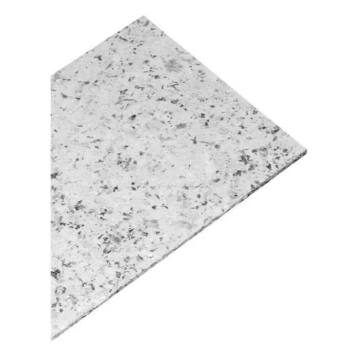 Racofix Entkopplungs- & Dämmplatte - 1.000 x 600 x 9 mm, Polyesterfaser, Anwendungsbereich: Innen - Nahaufnahme einer Küchenarbeitsplatte aus hellem Granit mit dunklen Sprenkeln. Die polierte Oberfläche reflektiert das Licht und betont die Textur des Steins.