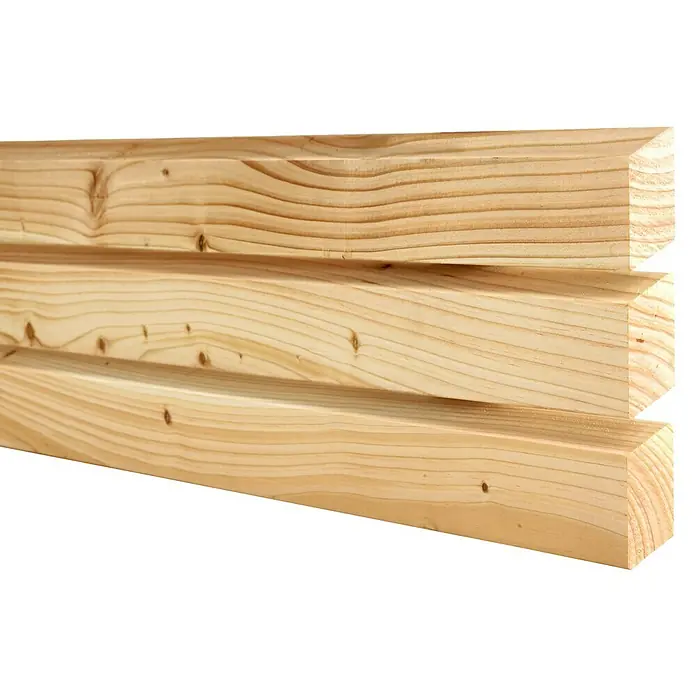 Fassaden-Profil Rhombus - Douglasie, L x B: 300 x 5,8 cm, Stärke: 2,8 cm, Natur - Holzstapel: Drei helle, unbehandelte Holzlatten mit markanter Maserung liegen übereinander und zeigen natürliche Astlöcher.