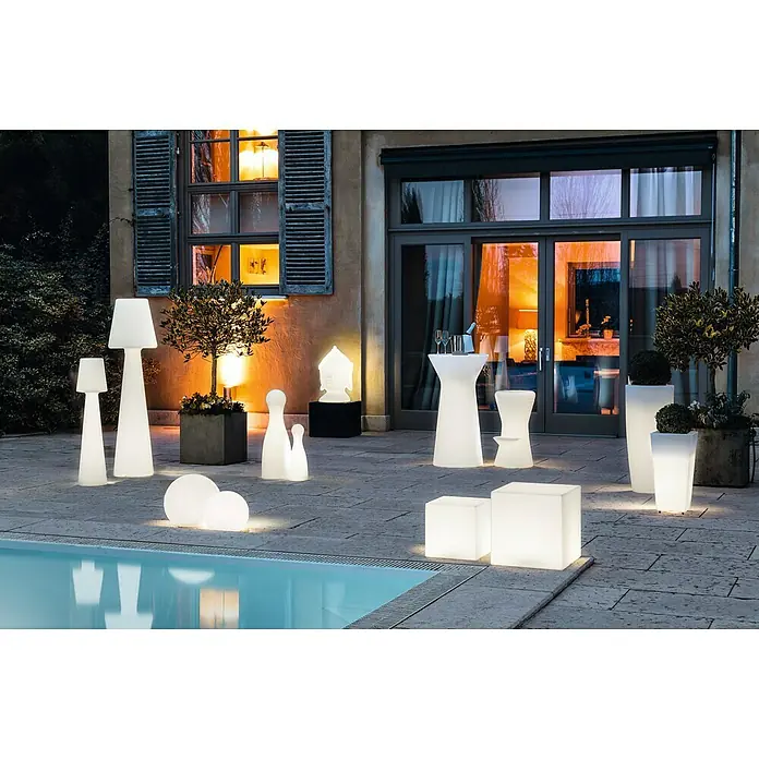 New Garden Design-Außenleuchte Buly 30 - Durchmesser: 30 cm, E27, IP65 - Eine stimmungsvolle Außenansicht mit einer Auswahl an leuchtenden Gartenmöbeln, die einladendes Ambiente schaffen.