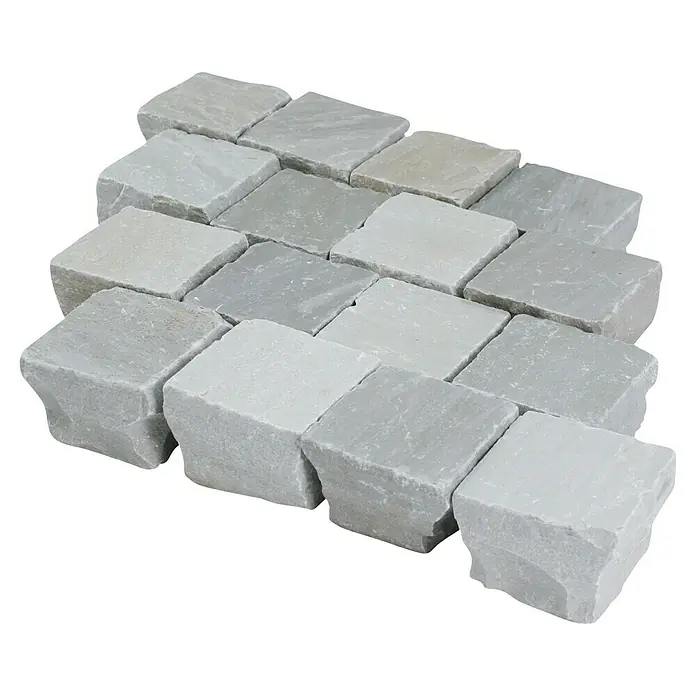 Pflasterstein Delhi Grey - Delhi Grey, 10 x 10 x 7 cm, Quadratisch, Sandstein - Nahaufnahme von grauen Pflastersteinen, die dicht aneinander liegen und eine robuste und natürliche Textur zeigen.