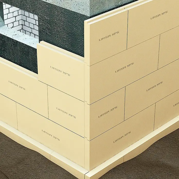 Ursa Hartschaumplatte XPS D N-III-L - 125 cm x 60 cm x 100 mm, 3 m² - Nahaufnahme einer Wand mit URSA XPS Dämmplatten, die für Wärmeisolierung und Energieeffizienz sorgen.