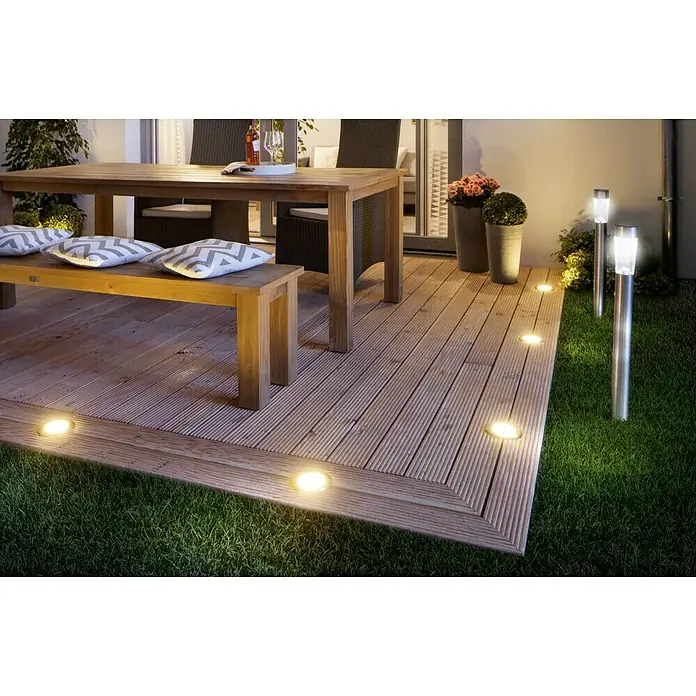 Starlux Bodeneinbauleuchte Arvika - 5 W, Warmweiß - Bild einer Holzterrasse mit eingelassenen Bodenleuchten und Gartenleuchten, die eine warme Atmosphäre erzeugen.\n