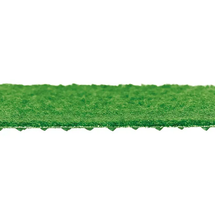 Rasenteppich Meterware Hockey - Breite: 400 cm, Grün, Mit Drainagenoppen - Nahaufnahme eines Streifens grünen Kunstrasens. Die Textur und Farbe des Kunstrasens sind deutlich erkennbar.