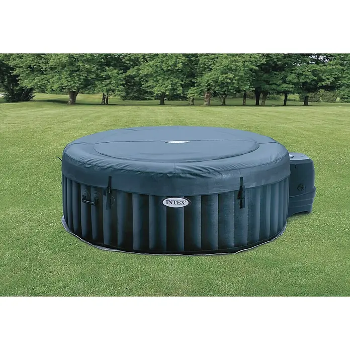Intex Pure Spa Mobil-Whirlpool 85 Bubble MassageØ x H: 216 x 71 cm, Navy, 1.098 l - Ein aufblasbarer Intex Whirlpool mit Abdeckung steht auf einer grünen Rasenfläche, umgeben von Bäumen. Perfekt für Entspannung im Freien.