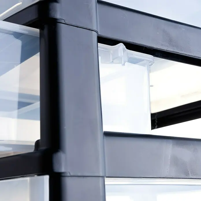 Rollcontainer - L x B x H: 40 x 29 x 61,5 cm, Anzahl Schubladen: 6 Stk., Kunststoff - Nahaufnahme eines schwarzen Schubladenturms aus Kunststoff mit transparenten Schubladen.