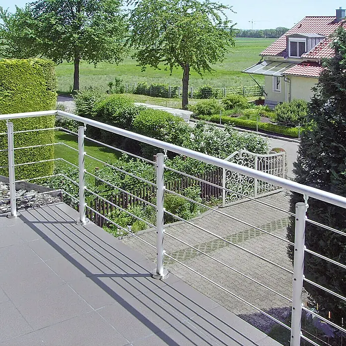 Treba Frewa Geländer-Set AG2 - Oberbodenmontage, Aluminium, Silber, Länge: 150 cm - Balkon mit modernem Edelstahlgeländer und grauen Bodenfliesen, das eine stilvolle und sichere Außengestaltung bietet.