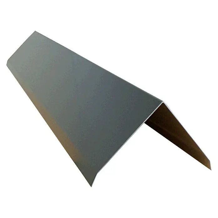 Sarei Firstblech - Zuschnittbreite: 168 mm, Länge: 1.000 mm, Aluminium, Anthrazit - Nahaufnahme eines grauen Winkelprofils aus Metall, das für Bau- oder Konstruktionsprojekte verwendet wird.