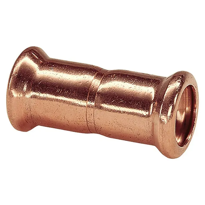 Kupfer-Pressmuffe II - Durchmesser: 15 mm - Ein Kupferrohrverbinder, ein Pressfitting, der für Sanitärinstallationen verwendet wird. Detailaufnahme des Fittings.