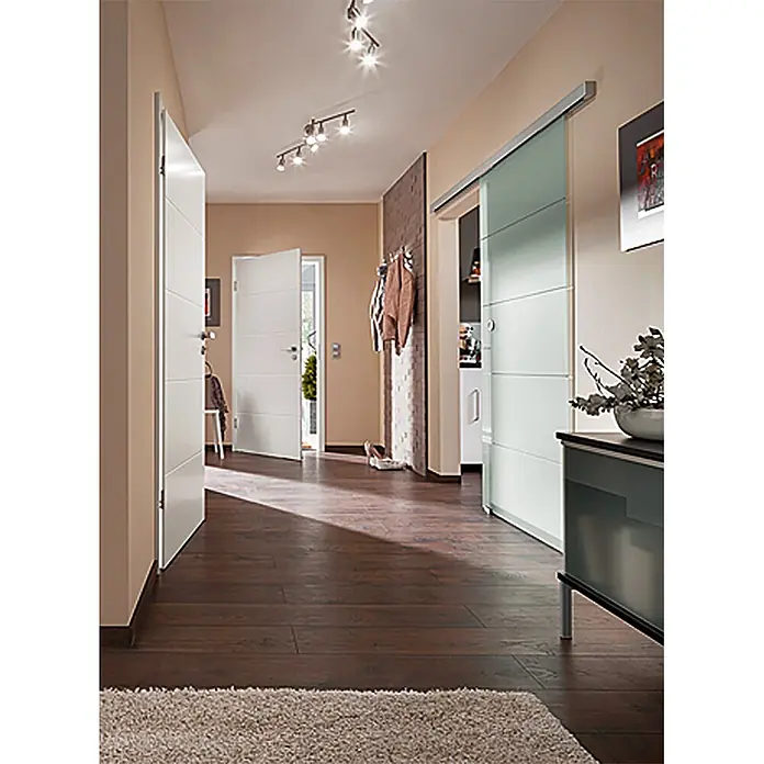 Kilsgaard Wohnungseingangstür Lines 57/14 SK1 KK3 - Klimaklasse nach RAL: III, 860 x 1.985 mm, DIN Anschlag: Links, Weiß lackiert, ähnlich RAL 9010 - Fluransicht mit Holzboden, weißen Türen und einer Schiebetür mit Glaselementen für einen modernen Look.
