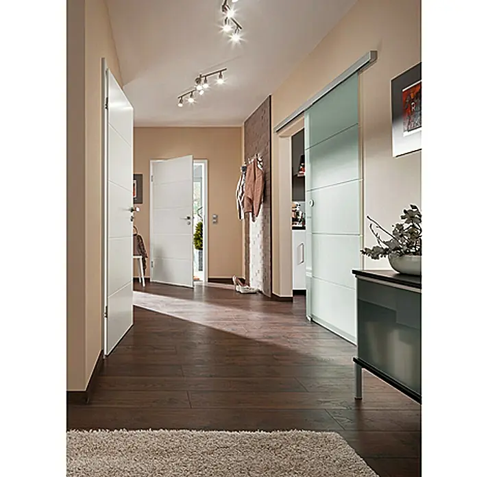 Kilsgaard Wohnungseingangstür Lines 57/14 SK1 KK2 - Klimaklasse nach RAL: II, 860 x 1.985 mm, DIN Anschlag: Links, Weiß lackiert, ähnlich RAL 9010 - Fluransicht mit Holzboden, weißen Türen und einer Schiebetür mit Glaselementen für einen modernen Look.