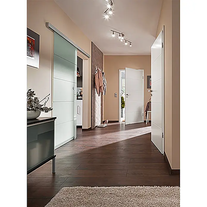 Kilsgaard Wohnungseingangstür Lines 57/14 SK1 KK2 - Klimaklasse nach RAL: II, 860 x 1.985 mm, DIN Anschlag: Rechts, Weiß lackiert, ähnlich RAL 9010 - Fluransicht mit moderner Schiebetür und stilvoller Einrichtung, die einladende Atmosphäre schafft und den Raum optisch erweitert.