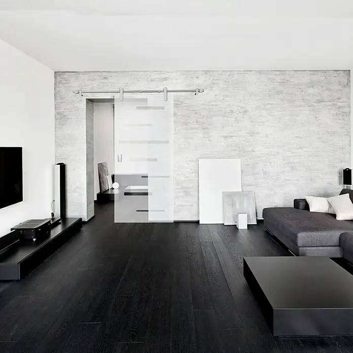 Diamond Doors Griffmuschel Square - Edelstahloptik matt, 115 x 58 mm - Ein modernes Wohnzimmer mit einer Glasschiebetür, die mit einem geometrischen Muster verziert ist, das Licht und Privatsphäre kombiniert.
