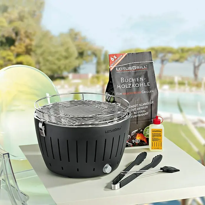 LotusGrill Barbacoa de carbón - Diámetro de la superficie de la parrilla: 34 cm, Negro - Set de parrilla de carbón LotusGrill: parrilla sin humo, carbón de haya, encendedor y pinzas para una experiencia de asado al aire libre.