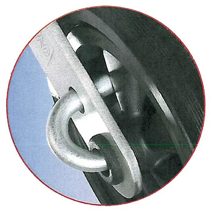 Stema Stützrad - Feststellbremse, Belastbarkeit: 150 kg, Aluminium, Verzinkt - Nahaufnahme eines silbernen Rings, der an einer metallischen Halterung befestigt ist, mit einem Hintergrund in Schwarz und Blau.