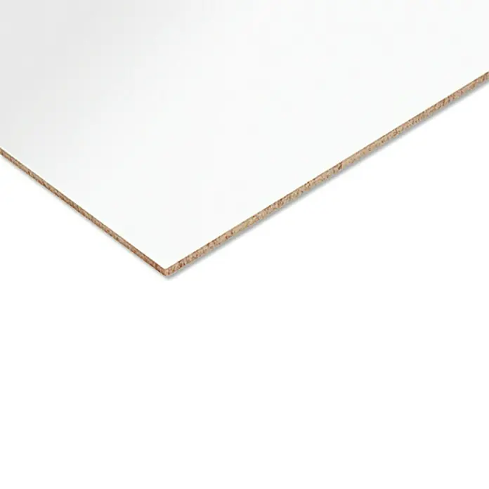 Hartfaserplatte nach Maß - Weiß, Max. Zuschnittsmaß: 2.800 x 2.070 mm, Stärke: 3 mm - Nahaufnahme einer weißen, beschichteten Spanplatte mit einer sichtbaren, rauen Kante. Ideal für Möbelbau und Innenausbauprojekte.