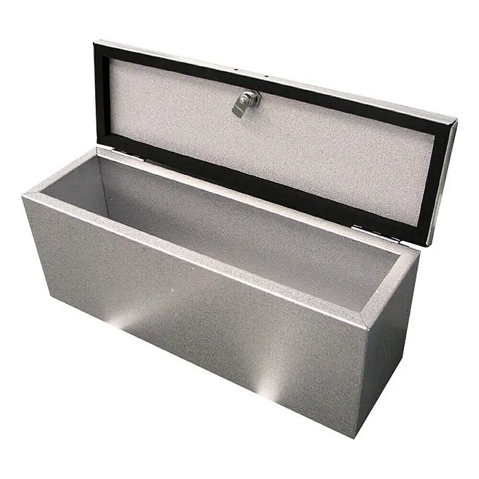 Stema Deichselbox - 50 x 15 x 20 cm, Nutzlast: 10 kg, Aluminium, Verzinkt - Bild einer offenen, silberfarbenen Werkzeugkiste mit Deckel und Verriegelung, ideal zur Aufbewahrung von Werkzeugen.