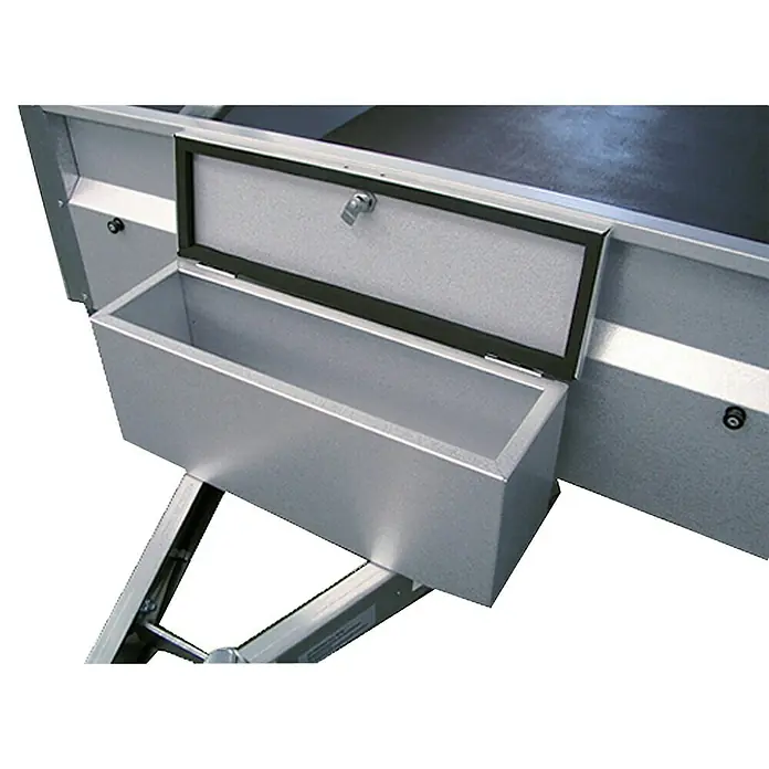 Stema Deichselbox - 50 x 15 x 20 cm, Nutzlast: 10 kg, Aluminium, Verzinkt - Metallkiste zur Aufbewahrung am Anhänger mit geöffnetem Deckel. Ideal für Werkzeug und Zubehör.