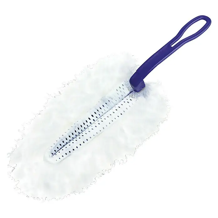 Peggy Perfect Staubmagnet Komplettset - 5 -tlg., 1 x Staubmagnet, 4 x Ersatzbezüge - Nahaufnahme eines Staubwedels mit weißem Staubtuch und lila Griff, perfekt für die Reinigung schwer zugänglicher Stellen.
