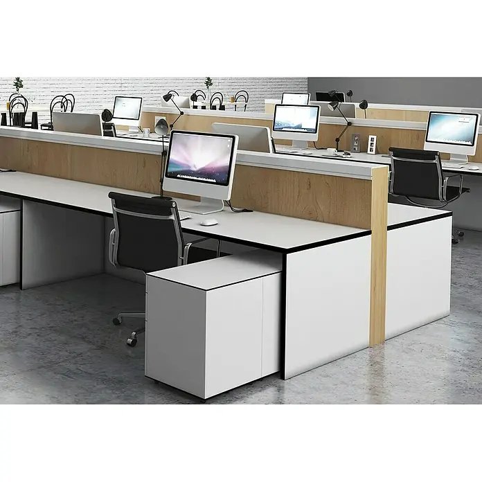 Bauallzweckplatte Fixmaß - Weiß, 2.650 x 1.300 x 6 mm - Ein Büro mit weißen Schreibtischen, Computern und schwarzen Bürostühlen, die für ein modernes Arbeitsumfeld sorgen.