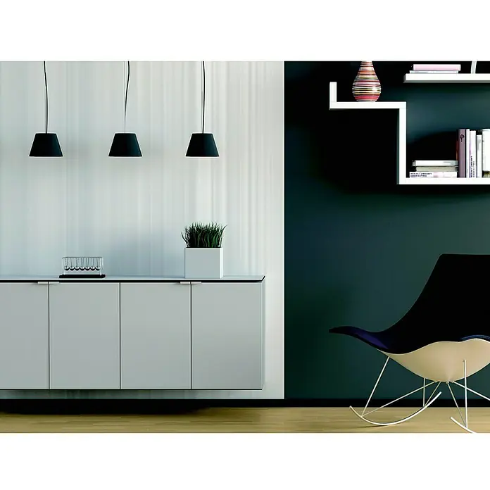 Bauallzweckplatte Fixmaß - Weiß, 2.650 x 1.300 x 6 mm - Stylisches Wohnzimmer mit modernem Sideboard, Hängelampen und Designer-Schaukelstuhl vor dunkler Wand mit Regal.