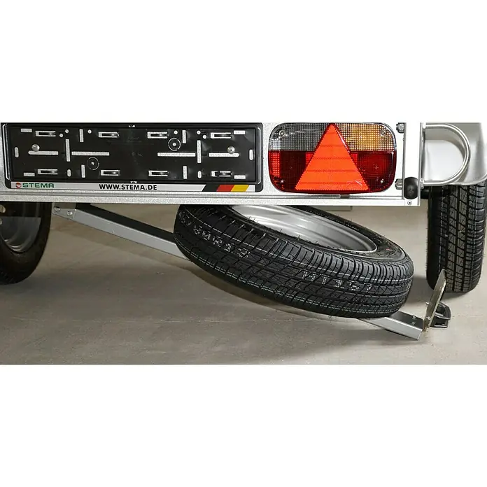 Stema Ersatzradhalter - Passend für: Stema Anhänger 750/850 (ohne HL 750/B700/B750), Reifen 13", Aluminium, Verzinkt - Nahaufnahme des Stema Anhängers mit Reserverad, Kennzeichenhalterung und Rückleuchte, ideal für sichere Transporte.