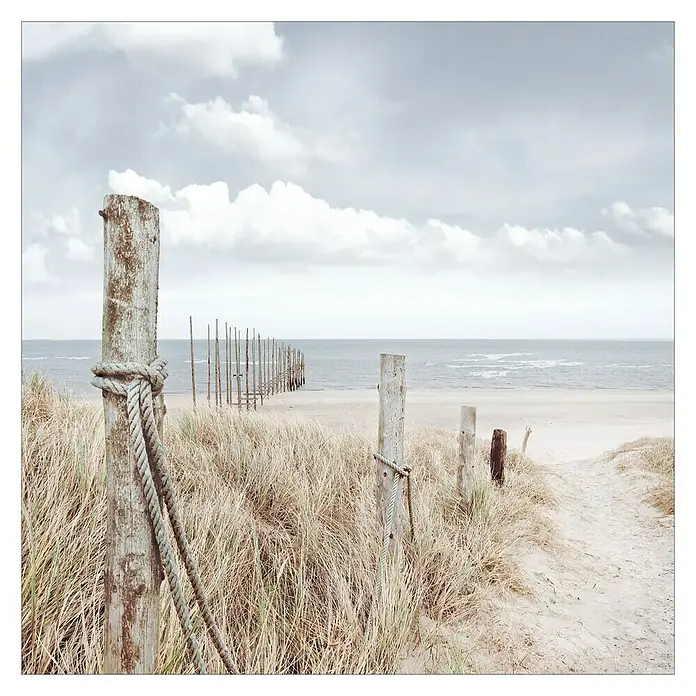 ProArt Maritime Glasbild - Oase der Sinne II, B x H: 20 x 20 cm - Ruhe am Strand: Ein rustikaler Holzpfosten mit Seil im Fokus, der den Weg zum stillen Strand und Meer unter bewölktem Himmel weist.