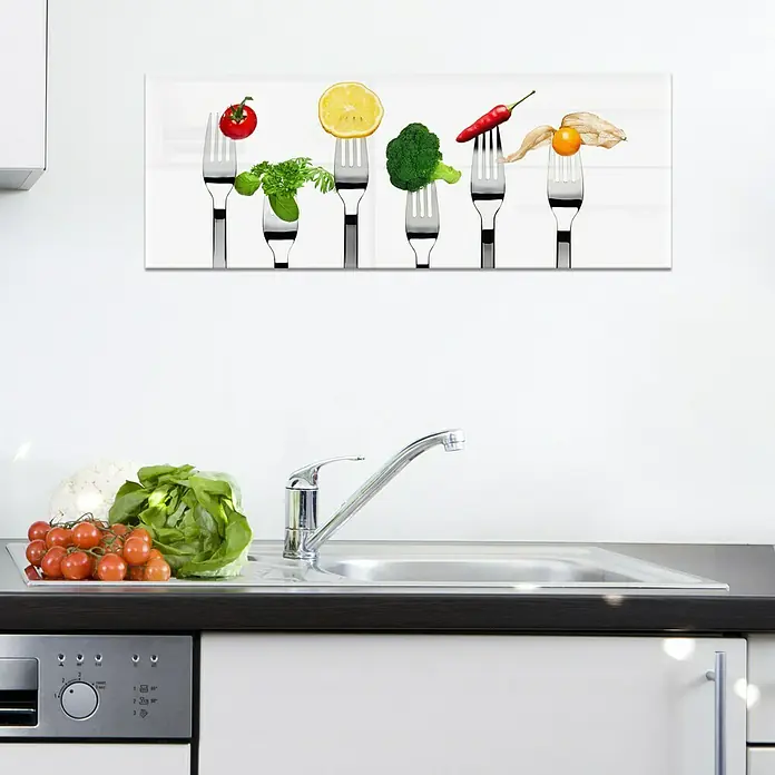 Glasbild - Vegetable & Fruit, B x H: 125 x 50 cm - Wandbild mit aufgespießtem Gemüse und Obst auf Gabeln, über einer Spüle in einer modernen Küche.