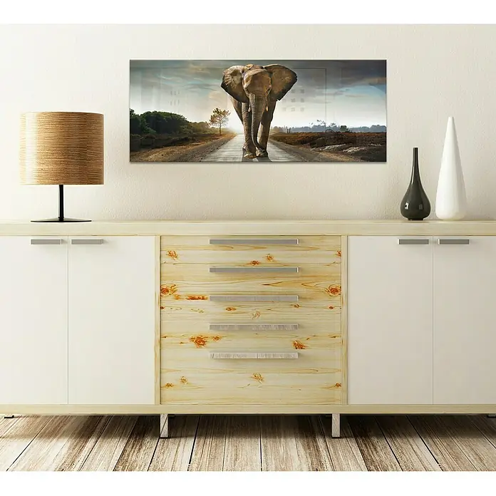 Glasbild - Elephant, B x H: 125 x 50 cm - Ein moderner Raum mit einer Kommode, einer Lampe und einem Elefantenbild. Die Kommode hat weiße Türen und Holzschubladen mit Metallgriffen.