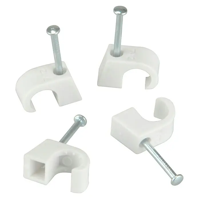 BAUHAUS Nagelschelle - 7 mm - 12 mm, 25 mm, 25 Stk., Weiß - Bild von vier weißen Kabelklemmen mit Nägeln, zur Befestigung von Kabeln auf Oberflächen.