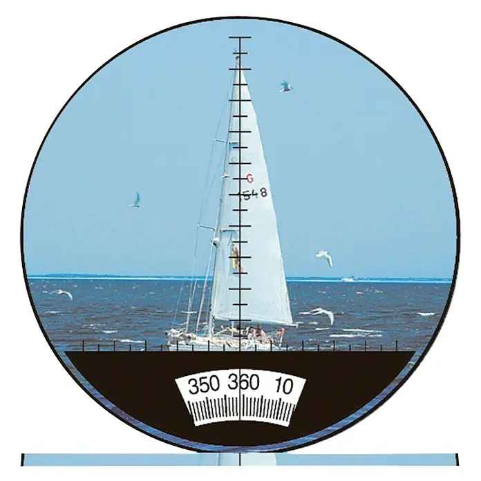 Talamex Prismáticos - x 7, Diámetro objetivo: 50 mm, Con brújula - Vista a través de prismáticos de navegación con un velero en la mira y un indicador de rumbo de brújula.
