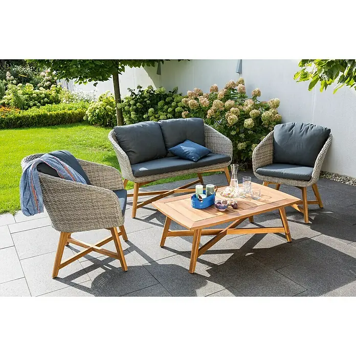 Sunfun Pauline Loungemöbel-Set - 4 -tlg., Akazie/Polyrattan, Aluminium, Bambusgrau/Naturbraun - Eine graue Rattan-Gartenmöbelgruppe mit einem Tisch auf einer Terrasse.