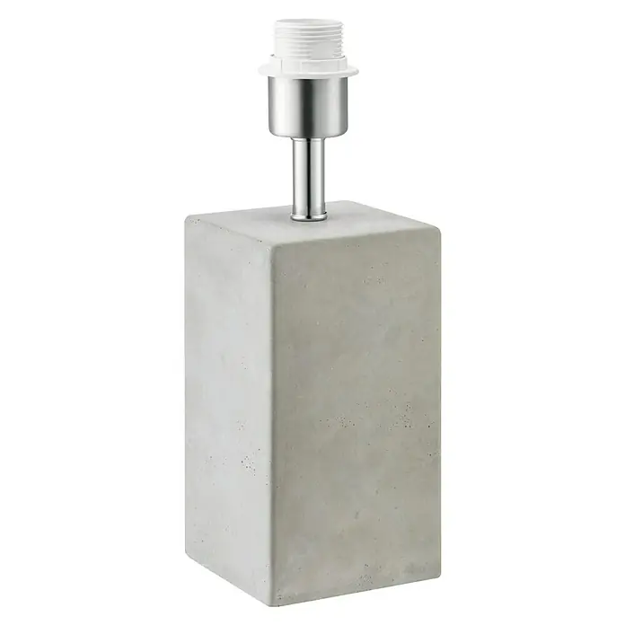 Home Sweet Home Lampenfuß Pillar - 40 W, Farbe: Beton, Höhe: 32 cm - Nahaufnahme einer modernen Tischleuchte mit einem quadratischen Betonsockel und einem Lampenhalter aus gebürstetem Nickel.