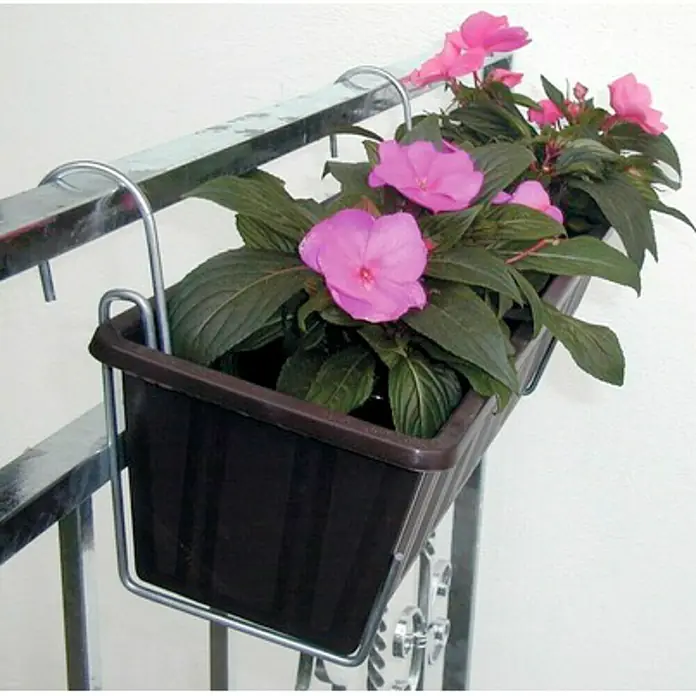 Geli Balkonkastenhalter - Geeignet für: Bewässerungskästen - Brauner Balkonkasten mit pinkfarbenen Blumen, der an einem Geländer hängt, bietet eine schöne Dekoration für Außenbereiche.