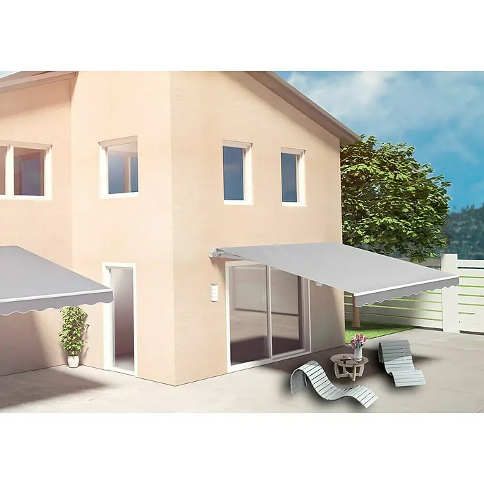 SmartSun Toldo de brazos extensibles Easy Lite - Gris piedra, Ancho: 2,5 m, Caída: 2 m - Una fachada de casa con un toldo retráctil sobre una puerta de patio, que brinda sombra y mejora el espacio al aire libre.