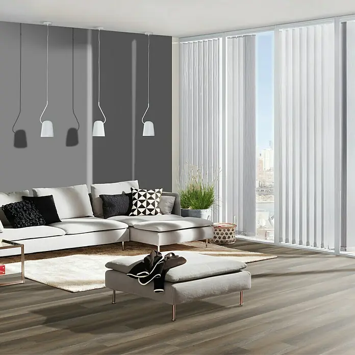 Vinylbodenmuster Strong SPC Kamptal - 280 x 160 x 3,8 mm, Landhausdiele - Ein modernes Wohnzimmer mit einer stilvollen Couch, minimalistischen Hängelampen und eleganten weißen Vertikaljalousien für einen hellen Raum.