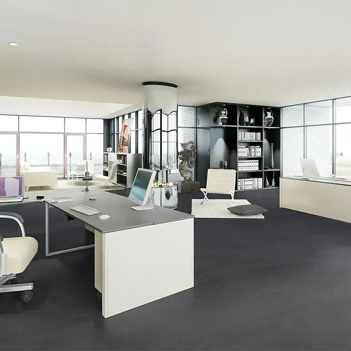 Vinylboden Strong SPC - Travertin Gerdoo, Fliese, 935 x 465 x 6,5 mm - Büro mit Schreibtisch und Bürostuhl in modernem Design, perfekt für konzentriertes Arbeiten und stilvolles Ambiente.