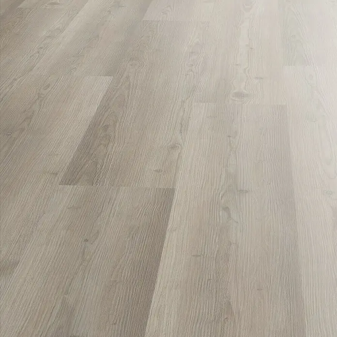 Vinylbodenmuster Strong SPC Groda - 280 x 160 x 3,8 mm, Landhausdiele - Nahaufnahme eines hellgrauen Laminatbodens mit Holzmaserung, der eine moderne und stilvolle Atmosphäre vermittelt.