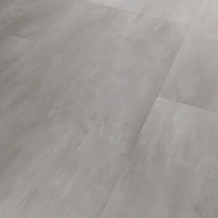 Vinylboden Strong SPC - Travertin Romano, Fliese, 935 x 465 x 6,5 mm - Nahaufnahme von grauen Bodenfliesen, die ein modernes und minimalistisches Design zeigen.\n