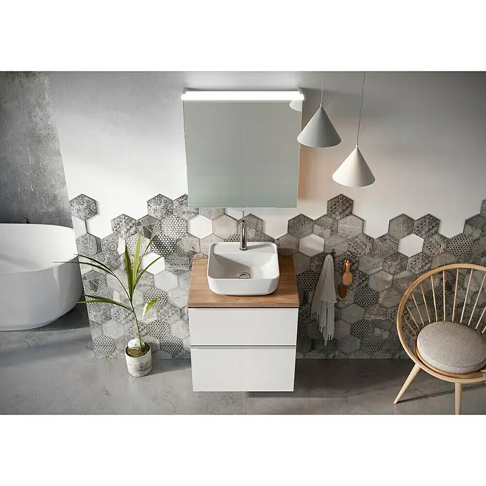 Riva Look Waschtischplatte - 46 x 60,6 x 2,8 cm, Eiche Nachbildung - Modernes Badezimmer-Interieur mit einem stilvollen Waschtischunterschrank und einem quadratischen Aufsatzwaschbecken. Elegante Beleuchtung und hexagonale Fliesen.