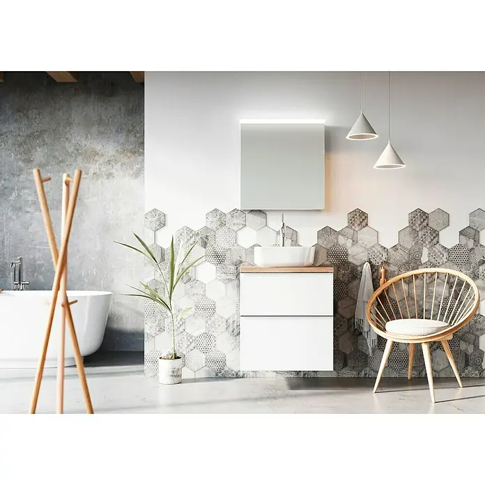 Riva Look Waschtischplatte - 46 x 60,6 x 2,8 cm, Eiche Nachbildung - Badezimmer mit modernem Waschtisch in Weiß und Holzoptik, darüber ein beleuchteter Spiegel. An der Wand hexagonale Fliesen in Grau- und Weißtönen.