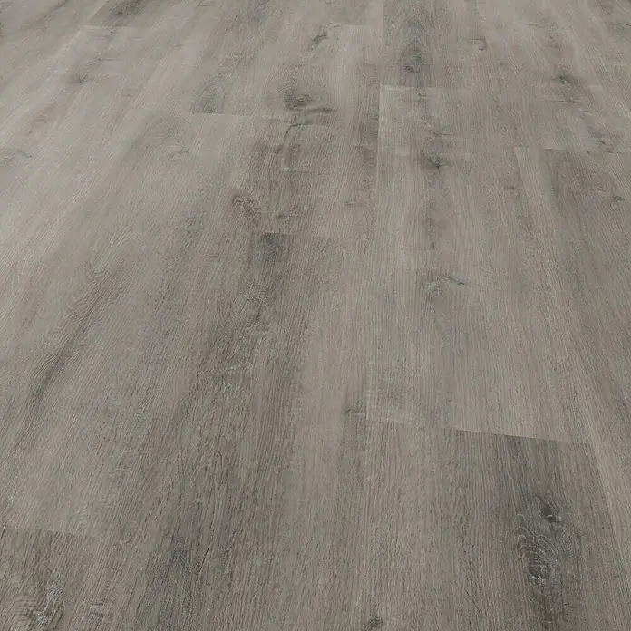Vinylboden Strong SPC - Bödmeren, Landhausdiele, 1.524 x 228 x 6,5 mm - Nahaufnahme eines grauen Laminatbodens mit Holzmaserung. Die Oberfläche des Bodens ist matt und hat eine realistische Textur.