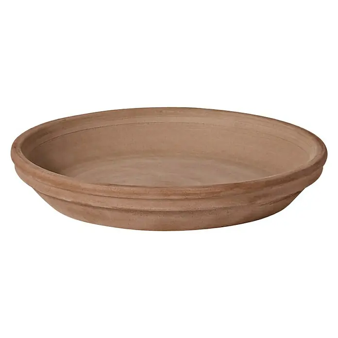 Deroma Plato redondo para maceta Deroma - Dimensiones externas (Ø x Al): 27 x 3,4 cm, Materiales naturales, Grafito - Primer plano de un plato para plantas de terracota redondo y plano con un borde acanalado sobre un fondo neutro.