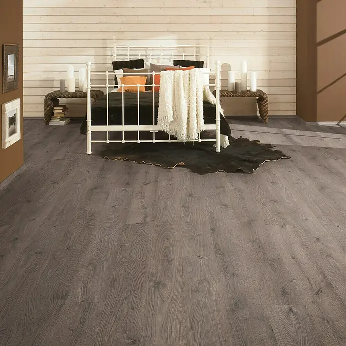 LOGOCLIC Silentos Laminat Eiche Fondi1.285 x 192 x 9 mm, Landhausdiele, Eiche Fondi - Einladendes Schlafzimmer mit stilvollem Vinylboden in Holzoptik, der dem Raum Wärme und Eleganz verleiht. Perfekt für gemütliche Stunden.