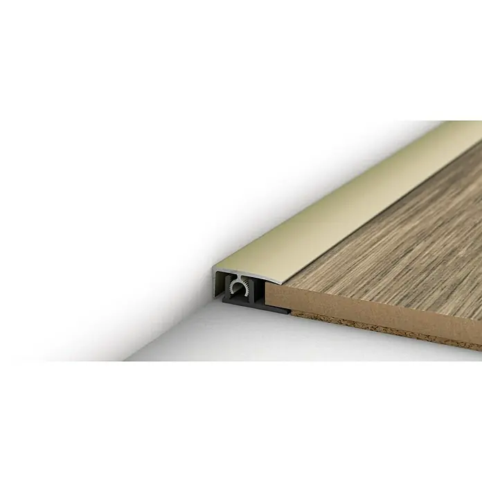 LOGOCLIC Abschlussprofil 313 - Sahara, 0,9 m x 26 mm, Montageart: Stecken - Detailansicht eines Bodenprofils mit einer hellen Oberfläche, das eine saubere Kante zwischen Bodenbelägen schafft. Für einen harmonischen Übergang.